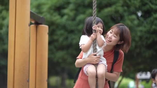 Родители Дети Играют Тарзанской Веревкой — стоковое видео