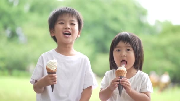 Children Eating Soft Serve — Stock Video