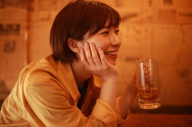 Alkol içen bir kadın resmi 