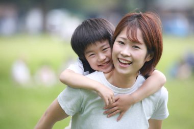 Gülümseyen ebeveyn ve çocuk 