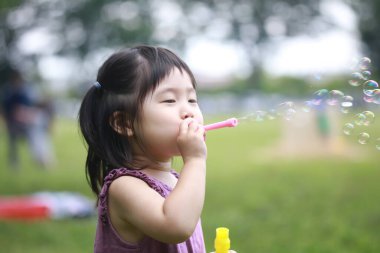 Sabun köpüğüyle oynayan kız 