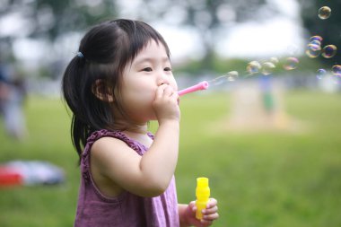 Sabun köpüğüyle oynayan kız 