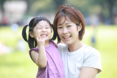 Gülümseyen ebeveyn ve çocuk 