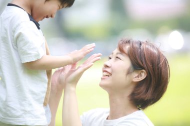 Gülümseyen ebeveyn ve çocuk 