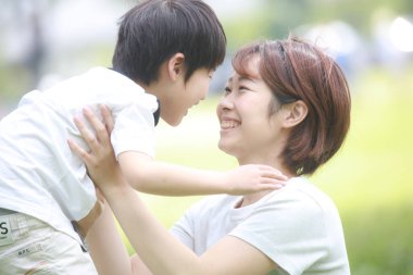 Gülümseyen ebeveyn ve çocuk 