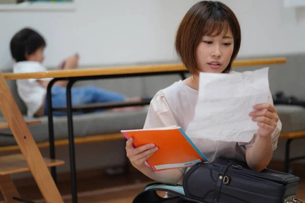 Mother Who Found Handout Parents School Bag — Stockfoto