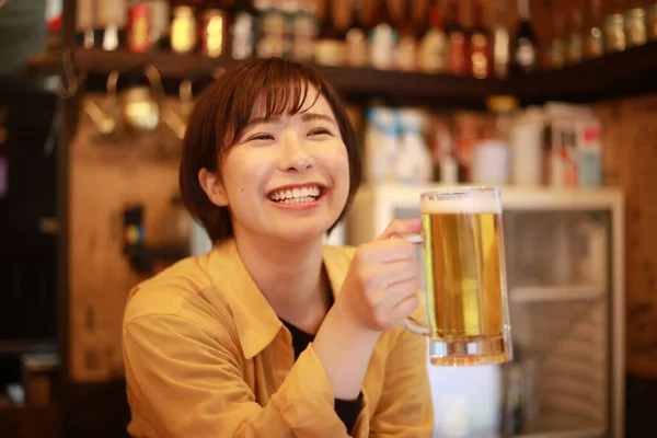 Bild Kvinna Som Dricker Alkohol — Stockfoto