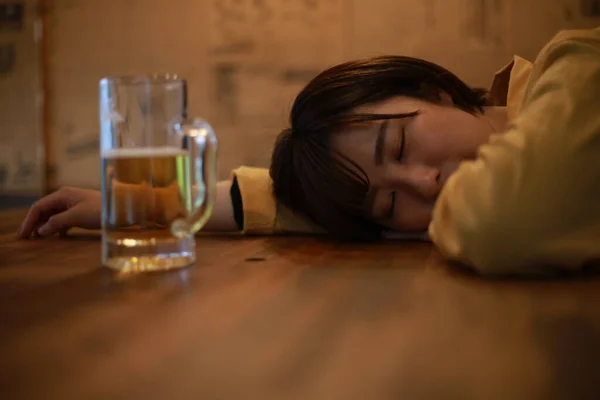 Perempuan Yang Minum Dan Tidur — Stok Foto