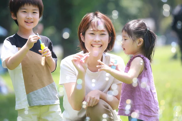 Eltern Und Kinder Spielen Mit Seifenblasen — Stockfoto