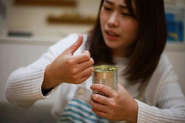 Woman Who Can Open Can Has Pain Her Finger — Foto de Stock