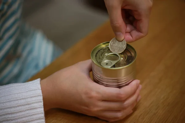 Woman Opening Can 500 Yen Coin — Stock fotografie