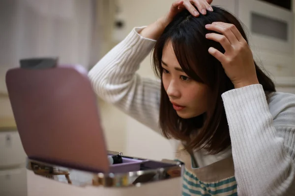 Woman Who Cares Her Hair — Stockfoto