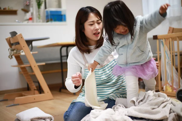 Girl Rampaging Laundry — Stockfoto