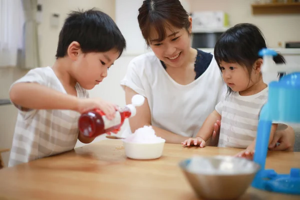 Parent Child Sprinkling Syrup Shaved Ice — Stockfoto