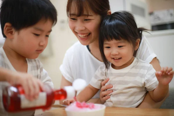 Parent Child Sprinkling Syrup Shaved Ice — Stock Photo, Image