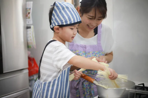 Parents Children Boiling Somen — Stok fotoğraf
