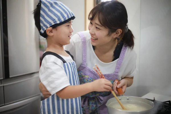 Parents Children Boiling Somen — Foto Stock