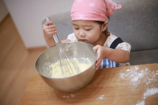 一个女孩做饭的图像 — 图库照片