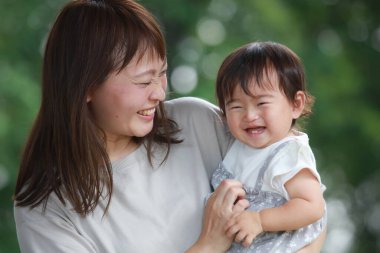 Gülümseyen ebeveyn ve çocuk 