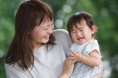 Gülümseyen ebeveyn ve çocuk 