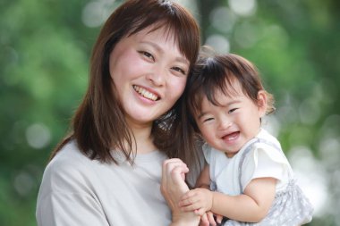 Gülümseyen ebeveyn ve çocuk 