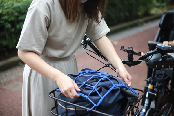 Woman Who Wears Bicycle Net Front Basket Bicycle — Fotografia de Stock