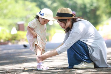 Image of a girl who puts a bandage 