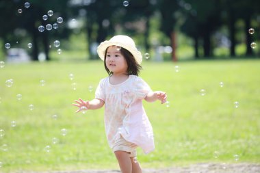 Shabon topu kovalayan bir kız 