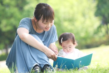 Ebeveynler ve çocuklar kitap okuyor. 
