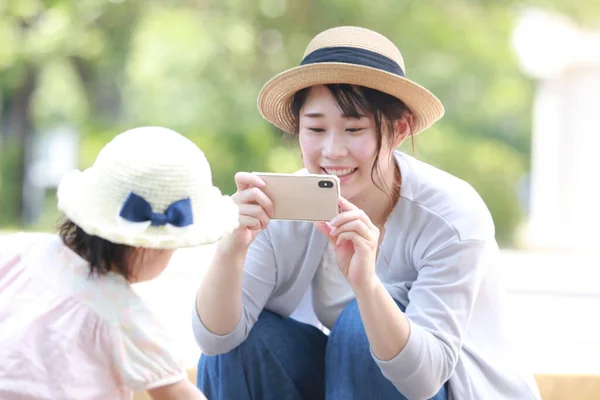 Mother Taking Picture Child Playing Sandbox Smartphone — Stockfoto