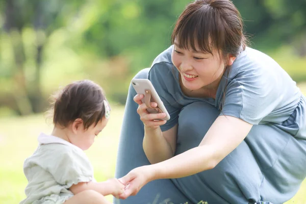 Mother Shooting Baby Smartphone — ストック写真
