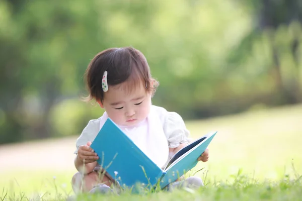 Девушка Читает Книгу — стоковое фото