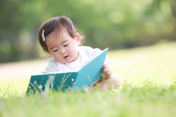 Девушка Читает Книгу — стоковое фото