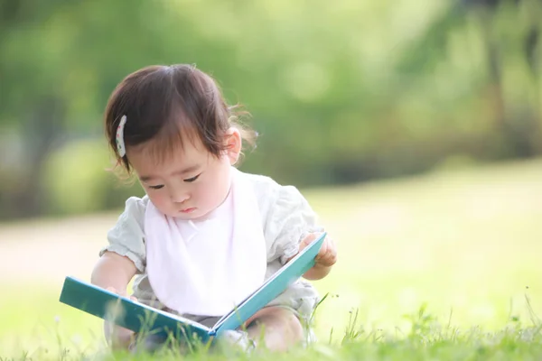 Dziewczyna Czytająca Książkę — Zdjęcie stockowe