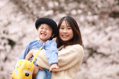 Gülümseyen ebeveyn ve çocuk 