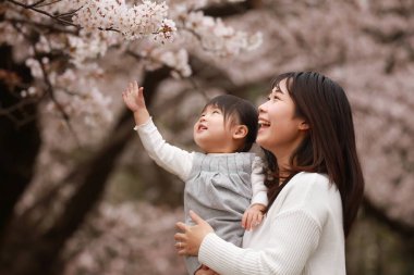 Gülümseyen ebeveyn ve çocuk 