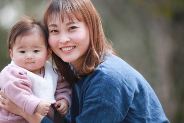 Gülümseyen ebeveyn ve çocuk 