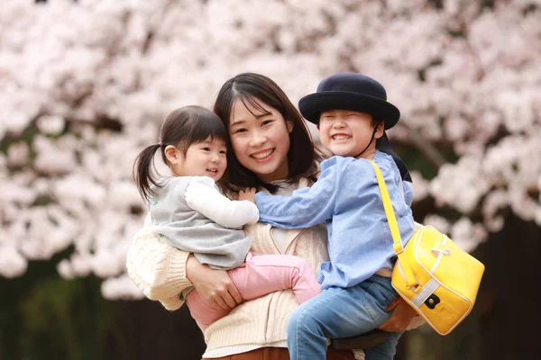 Gülümseyen ebeveyn ve çocuk 