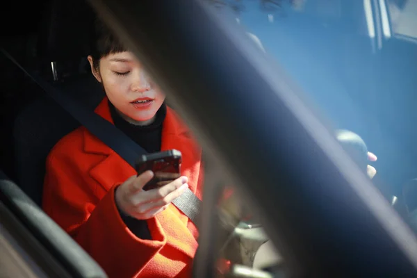 Image Woman Operating Smartphone While Driving — Stock Fotó