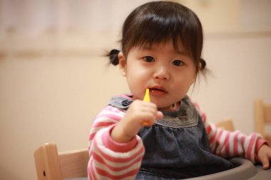 Dişlerini fırçalayan bir kız resmi 