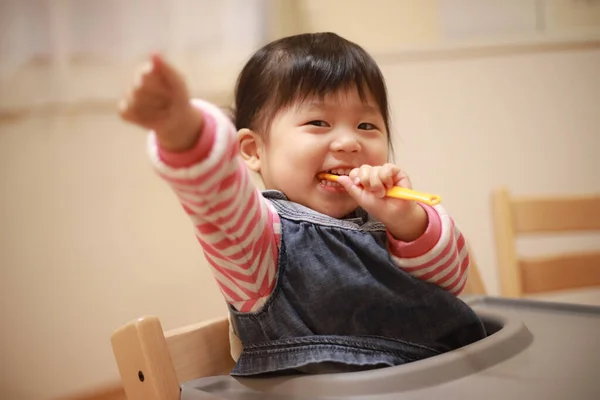 Imagem Uma Menina Escovando Dentes — Fotografia de Stock