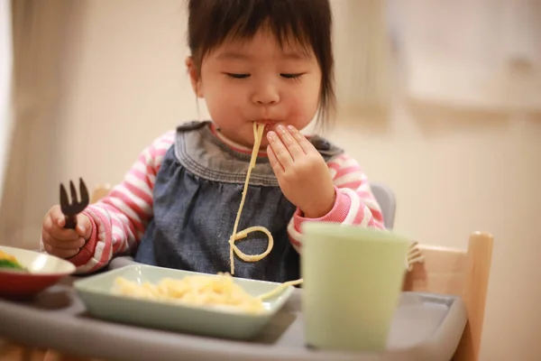 집에서 식사하는 소녀의 — 스톡 사진