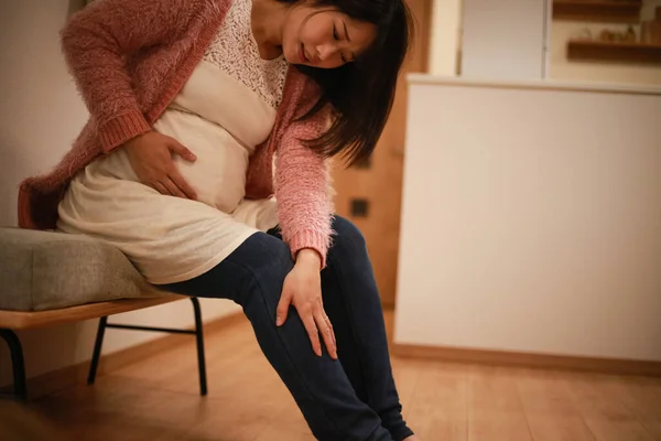 Image Pregnant Woman Who Feels Pain Her Legs — Fotografia de Stock