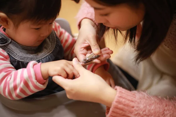 Parents Children Who Cut Nails — Stockfoto