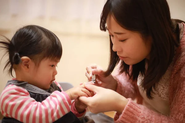 Parents Children Who Cut Nails — стоковое фото