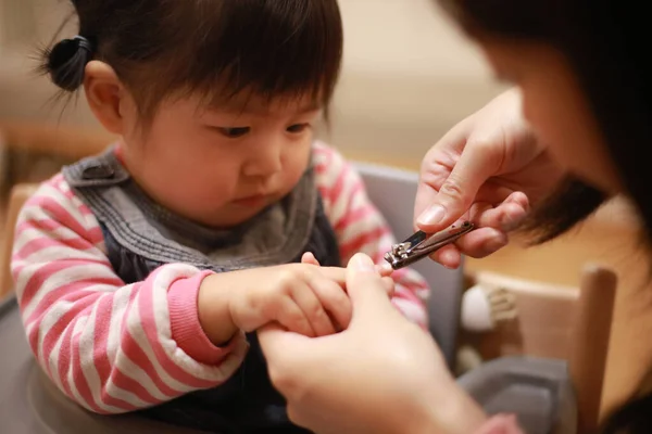 Parents Children Who Cut Nails — стоковое фото