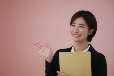 Dosyası olan kadın çalışan. 