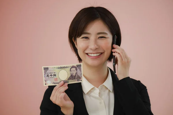 Female Employee Holding 5000 Yen Bill Talking Smartphone — Foto Stock
