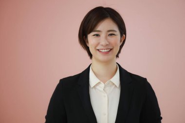 Gülümseyen bir kadın çalışanın görüntüsü 