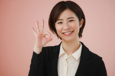 Elle daire çizen kadın çalışanlar